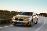 BMW X2 xDrive20d, Modell M Sport X, in Galvanic Gold, on location in Lissabon.