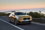 BMW X2 xDrive20d, Modell M Sport X, in Galvanic Gold, on location in Lissabon.