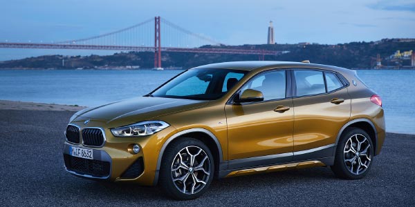 BMW X2 xDrive20d, Modell M Sport X, in Galvanic Gold, on location in Lissabon.