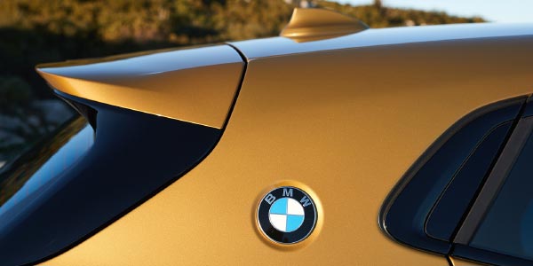 BMW X2 xDrive20d, Modell M Sport X, in Galvanic Gold, on location in Lissabon.