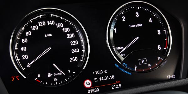 BMW X2, Tacho-Instrumente