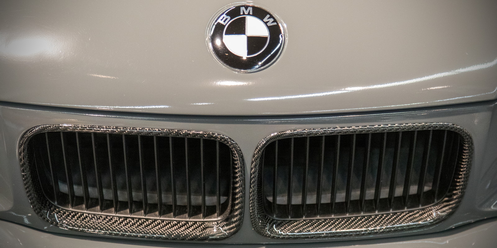 Foto: BMW 320i (Modell E36), BMW Emblem in schwarz, Nierenrahmen
