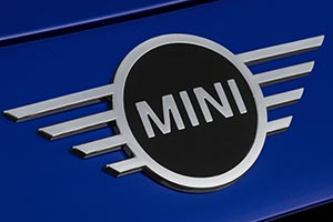 MINI Cooper Cabrio (Facelift 2018). Neues MINI Logo: auf das Wesentliche konzentriert.