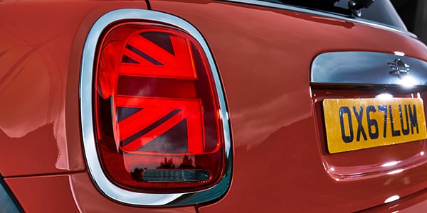 MINI Cooper Hatch (Facelift 2018): Very british: Heckleuchten im Union-Jack-Design.