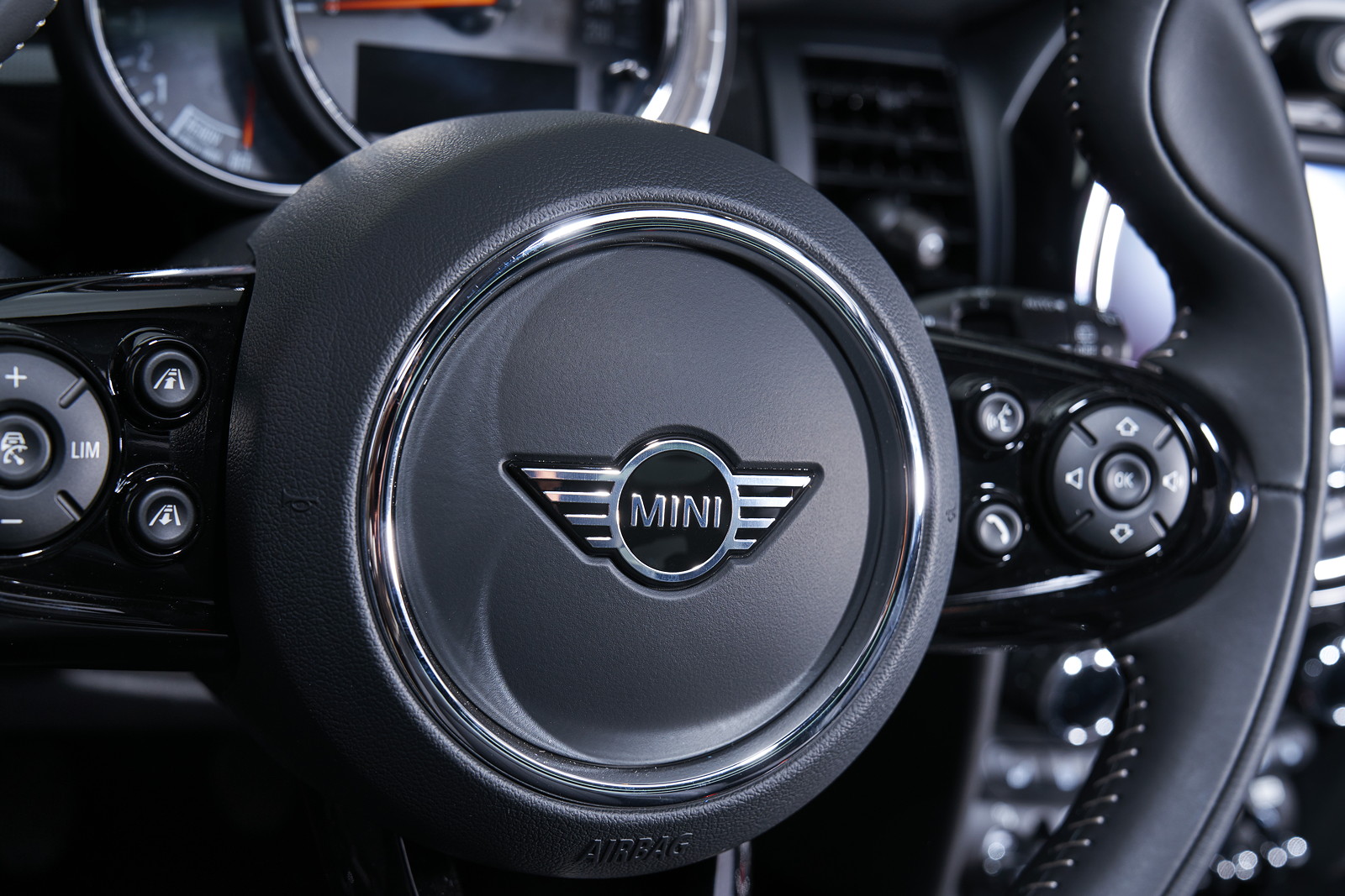 Foto: MINI Cooper S Hatch (Facelift 2018). Neues Lenkrad mit  Multifunktionstasten. (vergrößert)