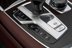 BMW 745Le xDrive, Mittelkonsole vorne, Fahrerlebnisschalter (oben) mit ECO PRO-, COMFORT-, SPORT- und neuem ADAPTIVE Modus.