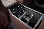 BMW 745Le xDrive, mit Executive Lounge Fondkonsole, mit 2 integrierten Cupholdern, die im Gegensatz zum X7 weder kühl-, noch beheizbar sind.