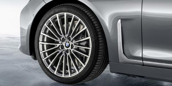BMW 750Li xDrive (G12 LCI), mit nun senkrecht stehendem Airbreather vor dem vorderen Radhaus, Leichtmetallrad Styling 777