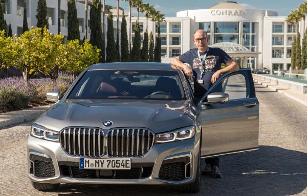 Der Autor dieses Beitrages mit dem Testwagen BMW 745Le xDrive (G12 LCI)