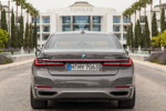 BMW 750Li xDrive (G12 LCI), vor dem Conrad Hotel in Almancil, Portugal