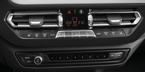 BMW M135i xDrive, Bord-Bildschirm mit BMW Intelligent Personal Assistant