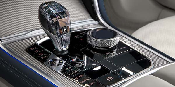 Das neue BMW 8er Gran Coupe, Mittelkonsole mit Automatik Whlhebel und iDrive Touch Controller