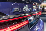 Alpina B7 auf der IAA 2019: durchgängiges Leuchtenband untehalb des Alpina Schriftzuges.