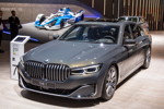 BMW 745e, neue Front, die nun 50 mm höher ist, neue Niere, flachere LED-Scheinwerfer, neue Schürze.