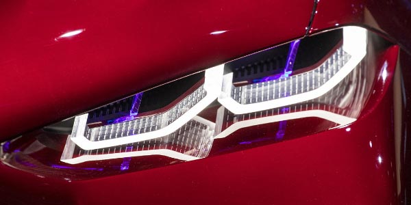 BMW Concept 4 mit flacheren Scheinwerfern, mit Elementen in 3D, die sich nicht hinter einer sonst blichen Glasscheibe verstecken.