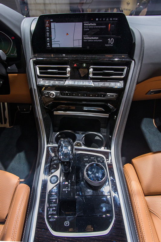 Foto: BMW M850i Gran Coupé, Mittelkonsol mit iDive Touch Controller und  Schalthebel von Swarovski. (vergrößert)