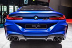 BMW M8 Competition mit M Heckspoiler, Heckschürze mit Diffusor-Elementen und Doppel-Endrohre.