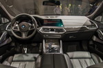 BMW X6 M50i xDrive, Interieur vorne, neu u. a. die beheizbaren und kühlbaren Getränkehalter