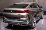 BMW X6 M50i xDrive, mit M Sportabgasanlage und adaptivem M Fahrwerk. Grundpreis: 99.000 Euro.