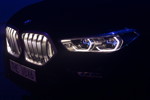 BMW X6 Vantablack: die erstmals beleuchtbare Niere kommt so besonders gut zur Geltung.