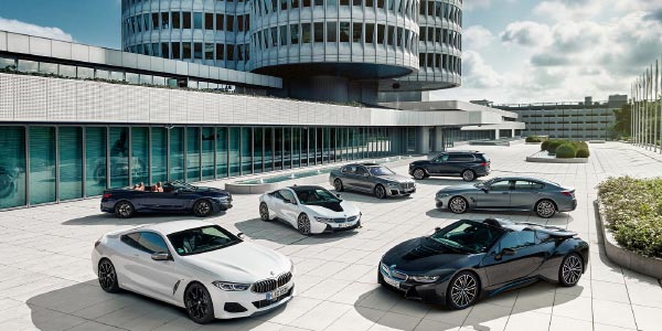 Die BMW Luxus-Modelle vor der BMW Konzernzentrale in Mnchen.