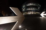 Mercedes-Benz Museum in Stuttgart bei Nacht.