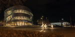 Mercedes-Benz Museum in Stuttgart bei Nacht.