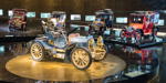 Mercedes-Benz Museum Stuttgart, Mythos 2: Die Geburt der Marke. Vorne der Mercedes Simplex 40. Der Namenszusatz 'Simplex' verweist auf einfache Handhabung des Fahrzeugs