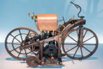 Daimler Reitwagen, Versuchsträger (Nachbau) für den ersten von Gottlieb Daimler und Wilhelm Maybach entwickelten Verbrennungsmotor. Somit erstes 'Motorrad' der Welt. 