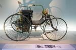 Daimler Motor-Quadricycle Stahlradwagen, von Daimler und Maybach erstes eigenständig entwickelstes Fahrzeug. Premiere war 1889 auf der Pariser Weltausstellung, V2-Zylinder, 18 km/h.
