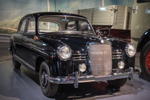 Mercedes-Benz 180, 1953 vorgestellte markiert er den Übergang von Mercedes-Benz zur modernen Pontonform. „Ponton“-Mercedes, weil seine Silhouette dem Querschnitt einer sogenannten Pontonbrücke ähnelt.