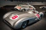 Mercedes-Benz 2,5 l Stromlinienrennwagen. In 1954 gewinnen Manuel Fangio und Karl Kling einen Doppelsieg, Fangio wird Weltmeister. 8 Zyl., 290 PS, 305 km/h.