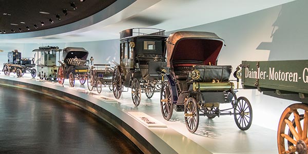 Mercedes-Benz Museum Stuttgart, Mythos 1: Pioniere. Vorne der Benz Omnibus von 1895.