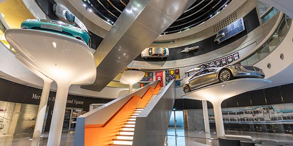 Mercedes-Benz Museum Stuttgart, Ein-/Ausgangsbereich mit weiteren Exponaten aus der Ausstellung 'Mythos 7: Rennen und Rekorde', oben senkrecht an der Steilwand.