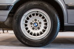 BMW 525e (Modell E28) auf BMW 14 Zoll Alufelgen