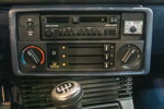 BMW 525e (Modell E28), Mittelkonsole mit Radio und Klima-Bedienung