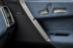 Der erste BMW iX, Interieur, Tür, u. a. Tasten für die elektrische Türöffnung, Sitzverstellung, Sitzheizung, Zentralverriegelung.
