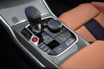 BMW M3 Competition Limousine, Mittelkonsole vorne mit Schalthebel und iDrive Touch Controller.