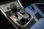 BMW M4 Competition Coupé, Mittelkonsole vorne mit Schalthebel und iDrive Touch Controller.