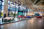 BMW Welt, links die Luxury-Ausstellung mit 7er, 8er und X7