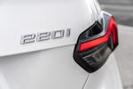 Das neue BMW 220i Coupé, Mineralweiss Metallic, 3D modellierte Heckleuchte