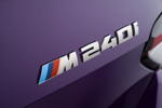 Das neue BMW M240i xDrive Coupé, Thundernight Metallic, Typ-Schild am Heck