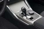 Das neue BMW M240i xDrive Coupé, Mittelkonsole vorne mit Schalthebel und iDrive Touch Controller