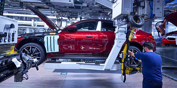 Produktion BMW i4. Reifenmontage.