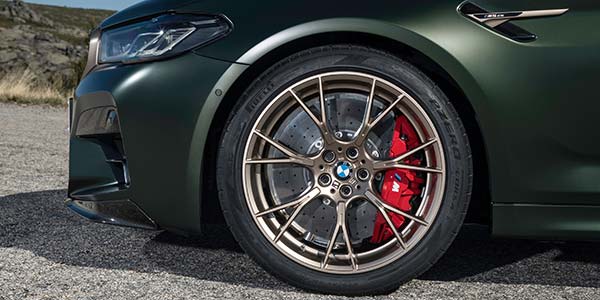 BMW M5 CS, auf speziellen Track-Reifen garantieren eine Beschleunigung vn 3,0 Sek. auf 100 k/h.