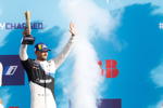 BMW Werksfahrer Jake Dennis holte in der Abschlusssaison 2021 fr BMW in der Formel E als Fahrer den dritten Platz in der ABB FIA Formula E World Weltmeisterschaft.