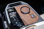 BMW iX, Mittelkonsole vorne mit gläsernem iDrive Controller