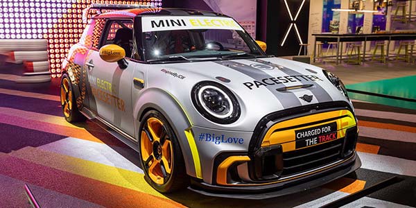 MINI Electric Pacesetter inspired by JCW auf der IAA 2021 in München