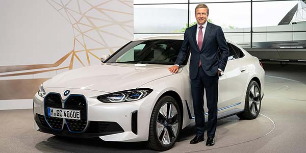 101. ordentliche Hauptversammlung der BMW AG am 12. Mai 2021 in Mnchen (virtuelle HV). Oliver Zipse, Vorsitzender des Vorstands der BMW AG, mit dem BMW i4.
