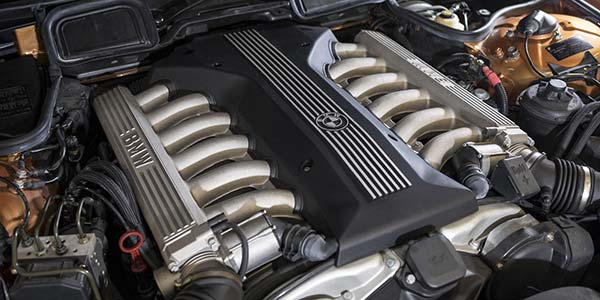 BMW V12-Motor (M73) im BMW L7 (E38), bis heute einer der laufruhigsten Verbrennungsmotoren von BMW aller Zeiten